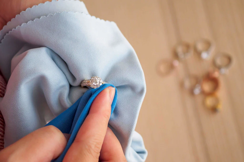Como Limpar Prata: Guia Completo para Manter Suas Joias e Objetos Brilhantes
